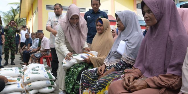 Pj Ketua TP PKK Aceh Bersama Pj Bupati Aceh Besar Launching Penyaluran Cadangan Pangan Pemerintah Tahap ke-3 di Blang Bintang