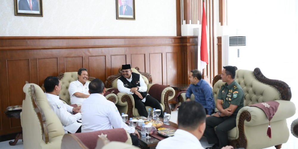 Tiba di Aceh, Pj Gubernur Sambut Menteri Kelautan dan Perikanan RI di Bandara SIM