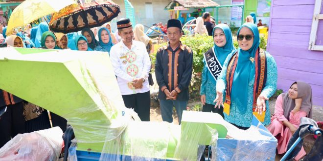 Mellani Subarni Serahkan Mesin Pemipil Jagung kepada PKK Ketambe, Dorong Pengentasan Stunting