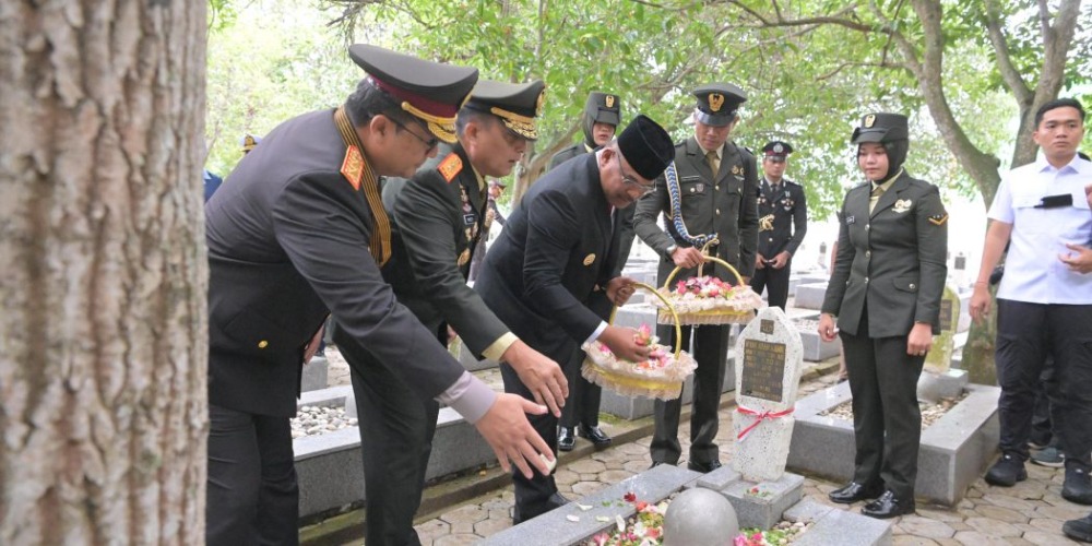 Pj Gubernur Safrizal Tabur Bunga di Taman Makam Pahlawan Sambut HUT TNI