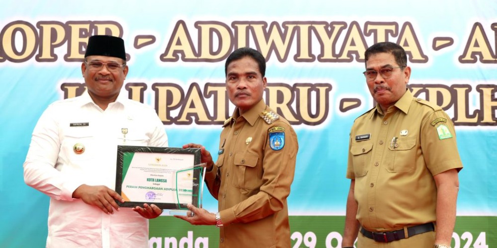 Pj Gubernur Safrizal Serahkan Anugerah Lingkungan Hidup 2024 kepada Pelopor Perlindungan Lingkungan