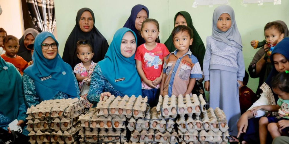 Pj Ketua PKK Aceh Serahkan Bantuan Telur di Gampong Balohan untuk Dukung Pemberantasan Stunting