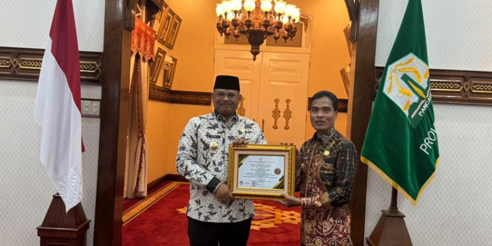 Pj Gubernur Safrizal Terima Penghargaan dari Menteri Desa PDTT RI