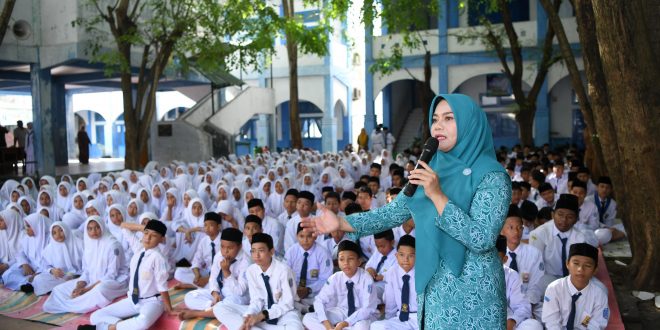 Pj Ketua TP PKK Sosialisasikan Pencegahan Bullying dan Kesehatan Reproduksi di SMP Negeri 4 Banda Aceh